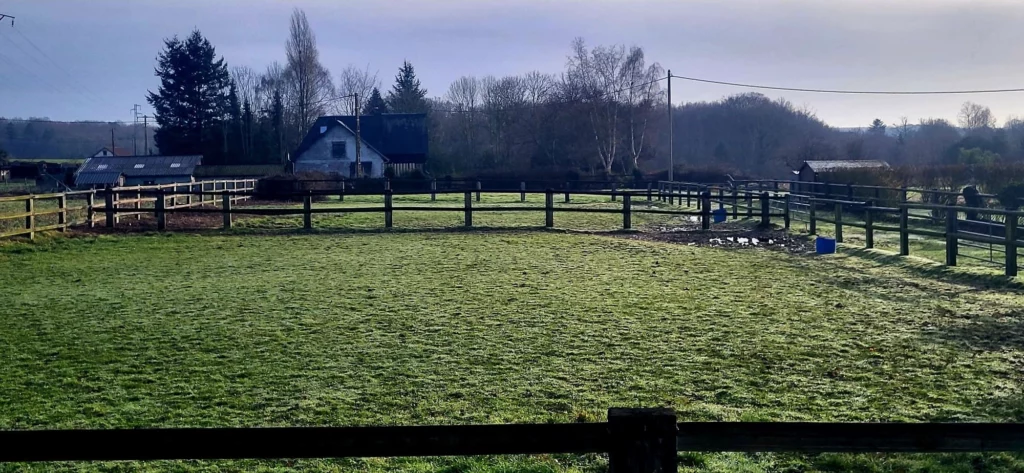 Photo paddock des installations équestres sécurisé aux écuries de Laude