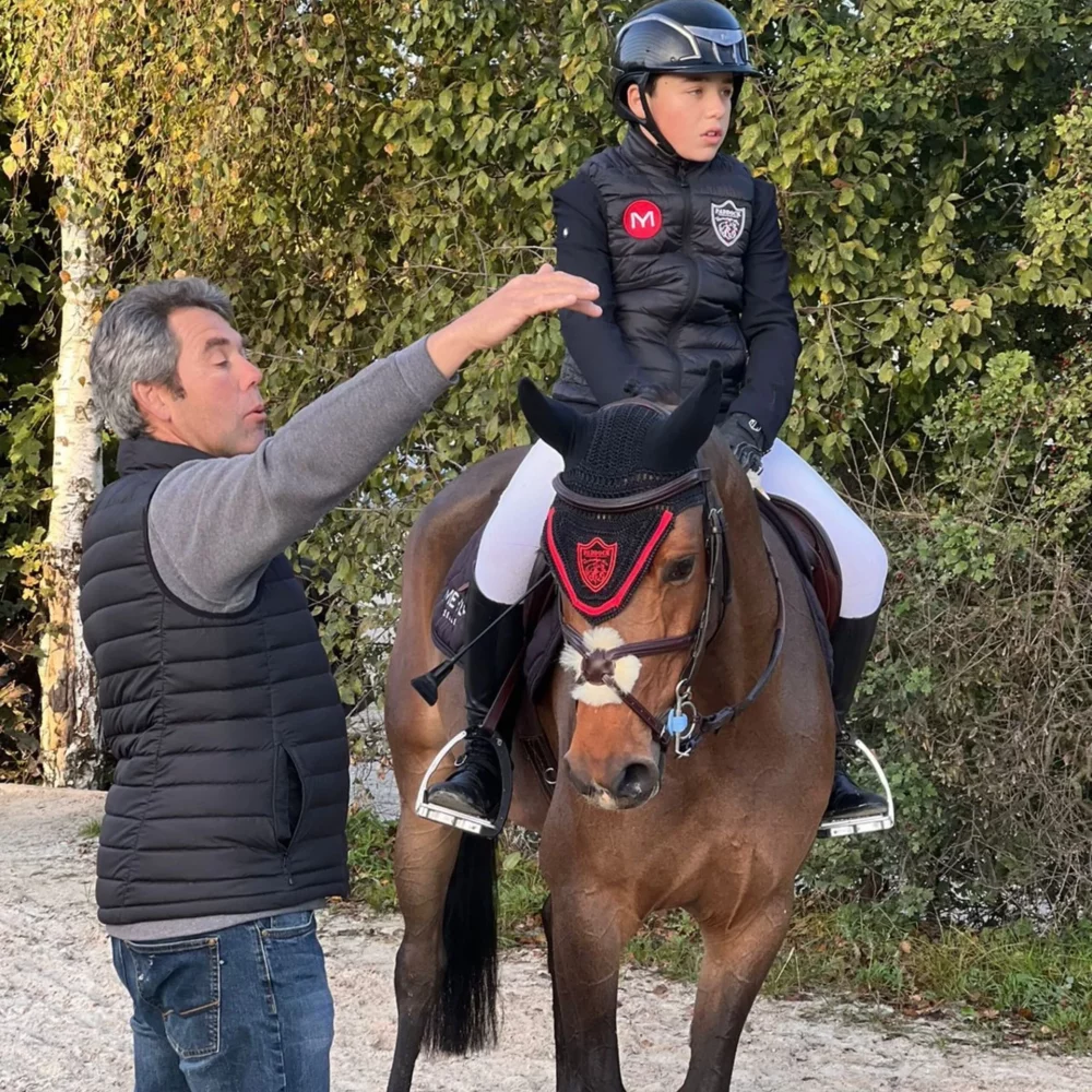 Photo de Luc et Jules en coaching pendant une compétition CSO en Normandie